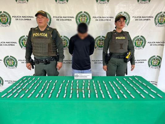 Persona capturada-policías custodiando