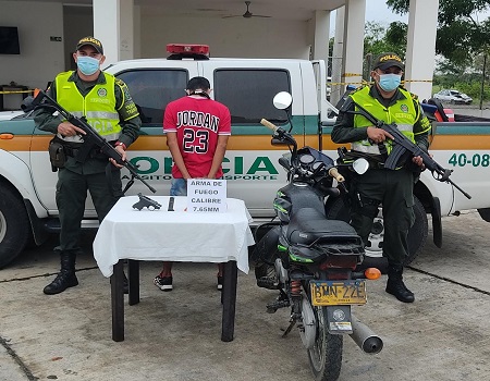 Policia captura a tres hombres por porte ilegal de armas de fuego