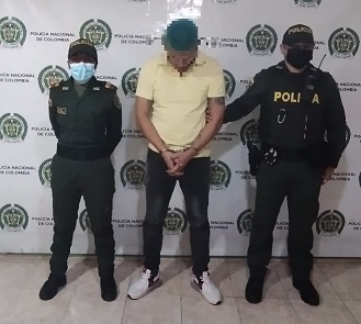 una persona capturada-policías custodiando