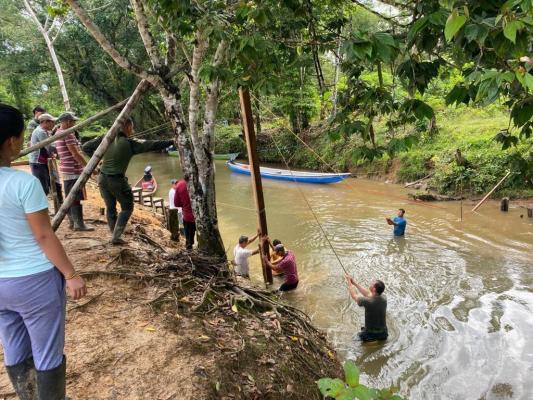 En unión con la comunidad construimos puentes en madera en zona rural en el Putumayo. 