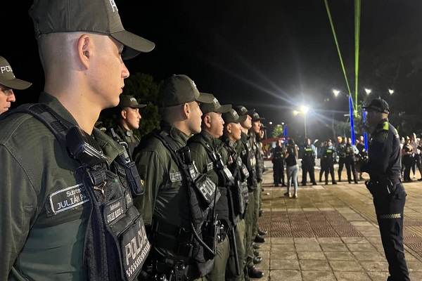 Formaci&oacute;n de uniformados de la Polic&iacute;a y Ejercito para el inicio de actividades preventivas y de control