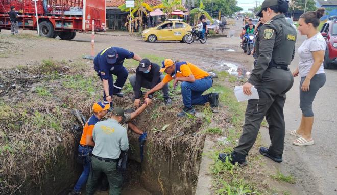 Policía de turismo y de prevención rescatan a una persona que sufrió una caída en el municipio de Puerto López 