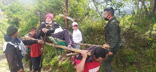 Policía en una camilla improvisada realizó el traslado a pie de una abuela hacia su residencia ubicada en una vereda