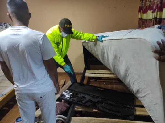 Policía realizando allanamiento