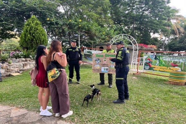 Tres Policías en campaña educativa con la ciudadanía 