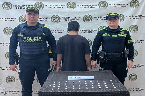 Dos Policías y una persona capturada por el delito de trafico de estupefacientes