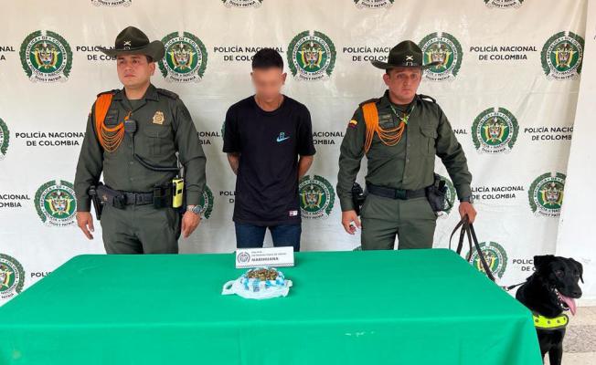Policía Nacional captura a una persona con estupefacientes.