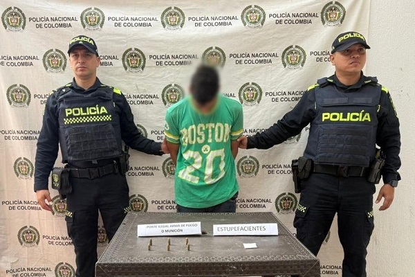 Dos Policías y una persona capturada por porte de estupefacientes y munición