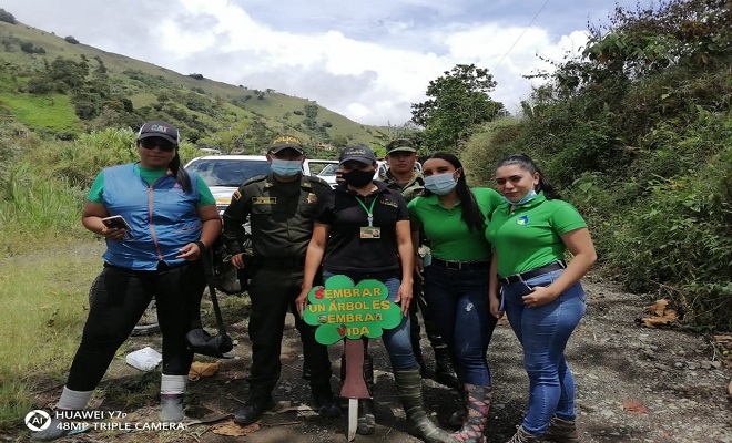 Policía Nacional en el Chocó, contribuyo a la gran Sembraton Nacional 