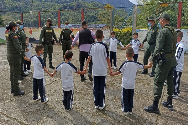 Policías reunidos con niños, niñas y adolescentes
