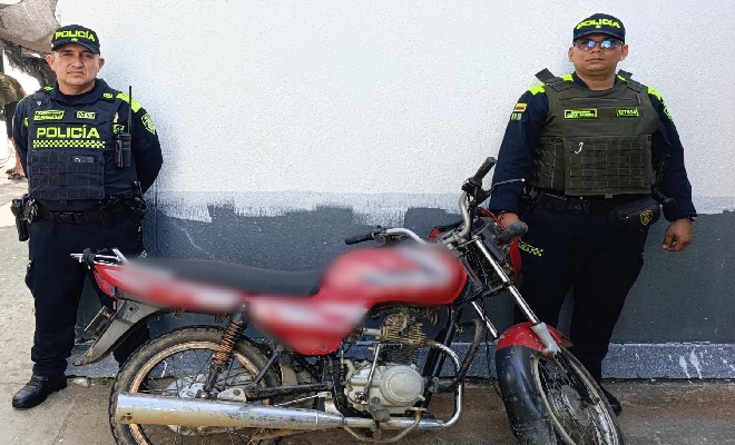 policía con motocicleta recuperada
