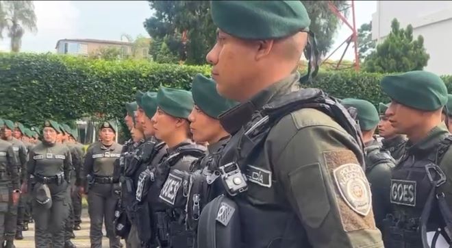 Policías recibiendo consignas durante las elecciones 