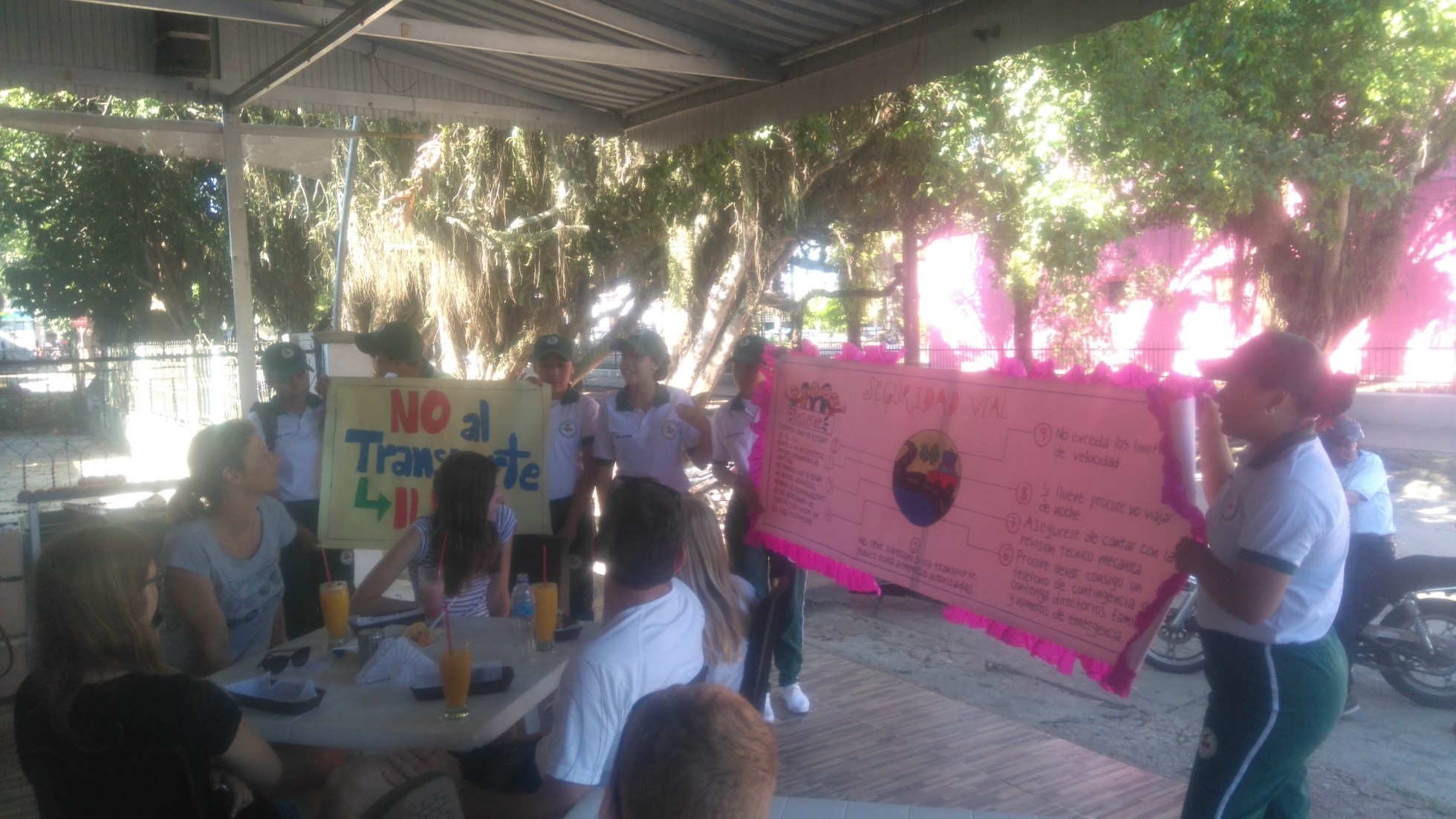 Estudiantes de grados 10° y 11° apoyan la labor como un servicio comunitario 