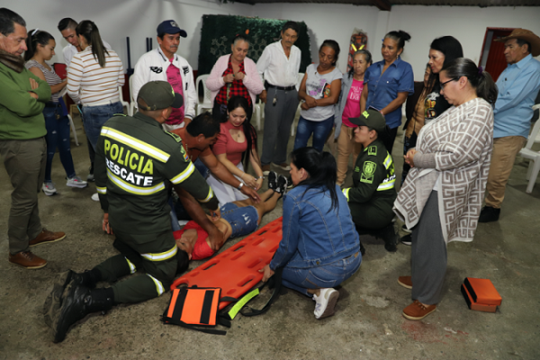 capacitan a la comunidad en primeros auxilios