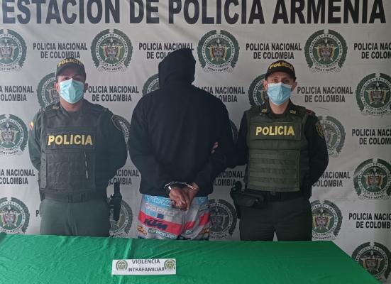 Una persona capturada-policías custodiando