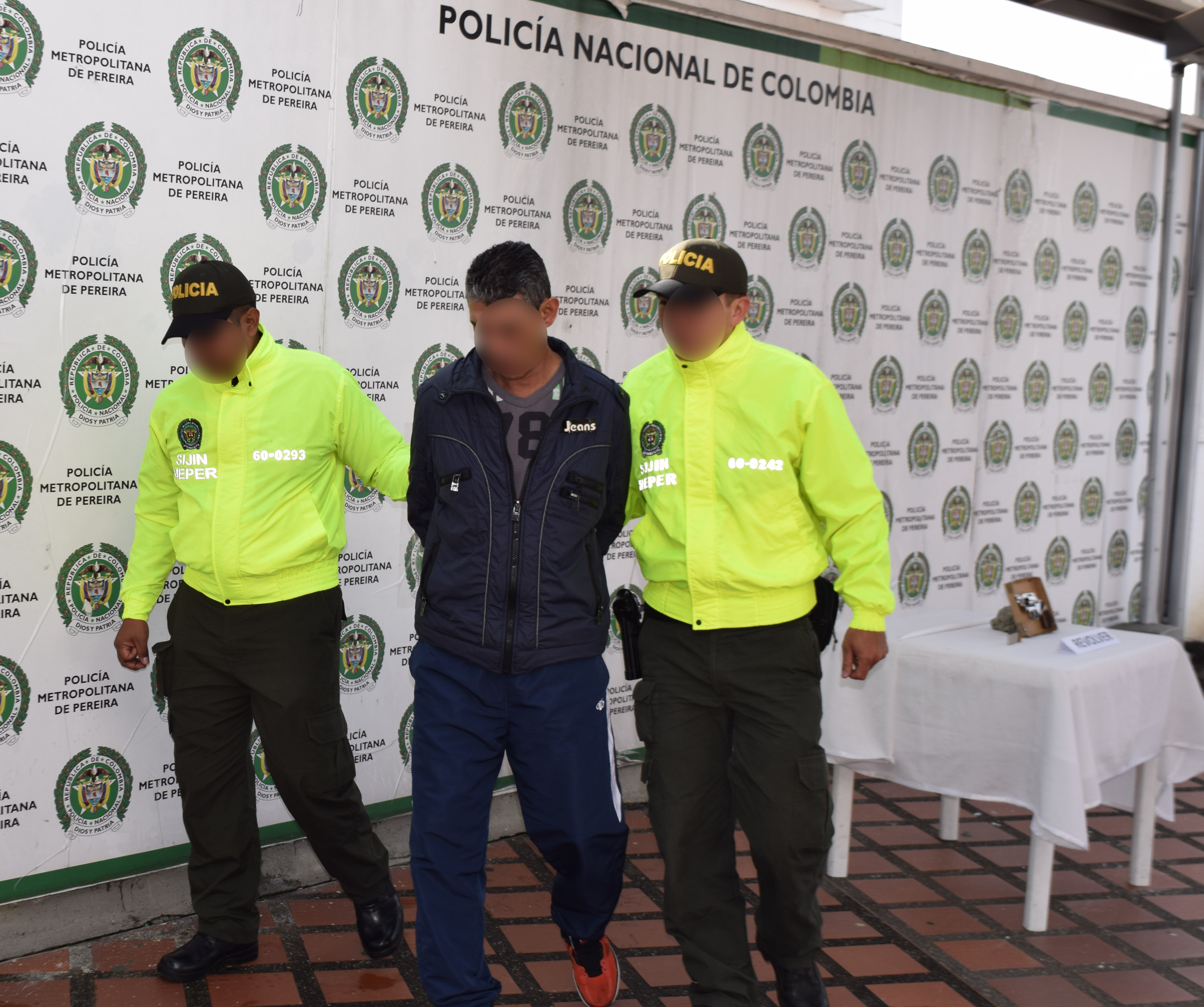 Hallamos un arma de fuego y munición en una vivienda