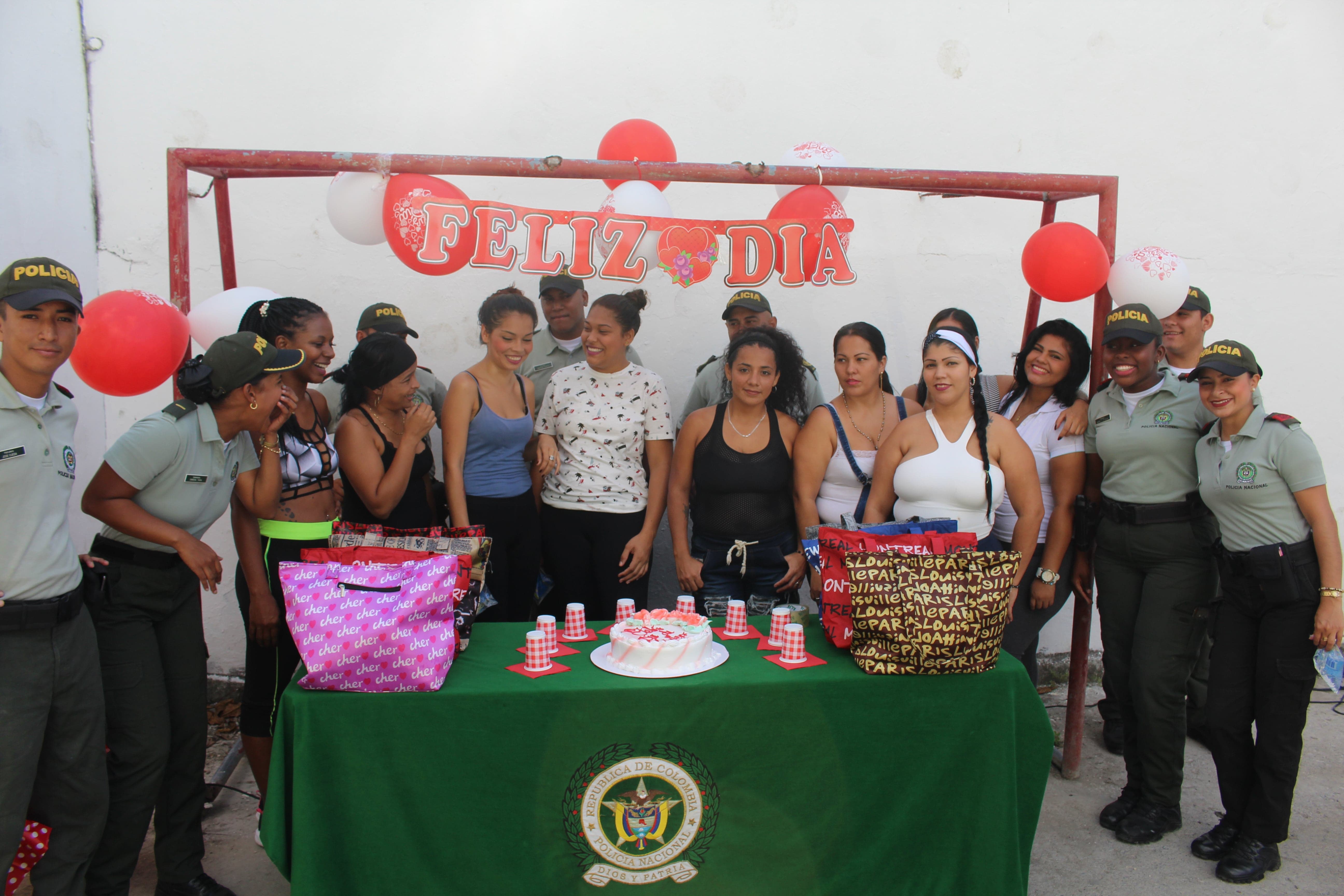 Policía Nacional llevó alegría a las internas del Centro Penitenciario y Carcelario ‘Nueva Esperanza’ en el día de la mujer