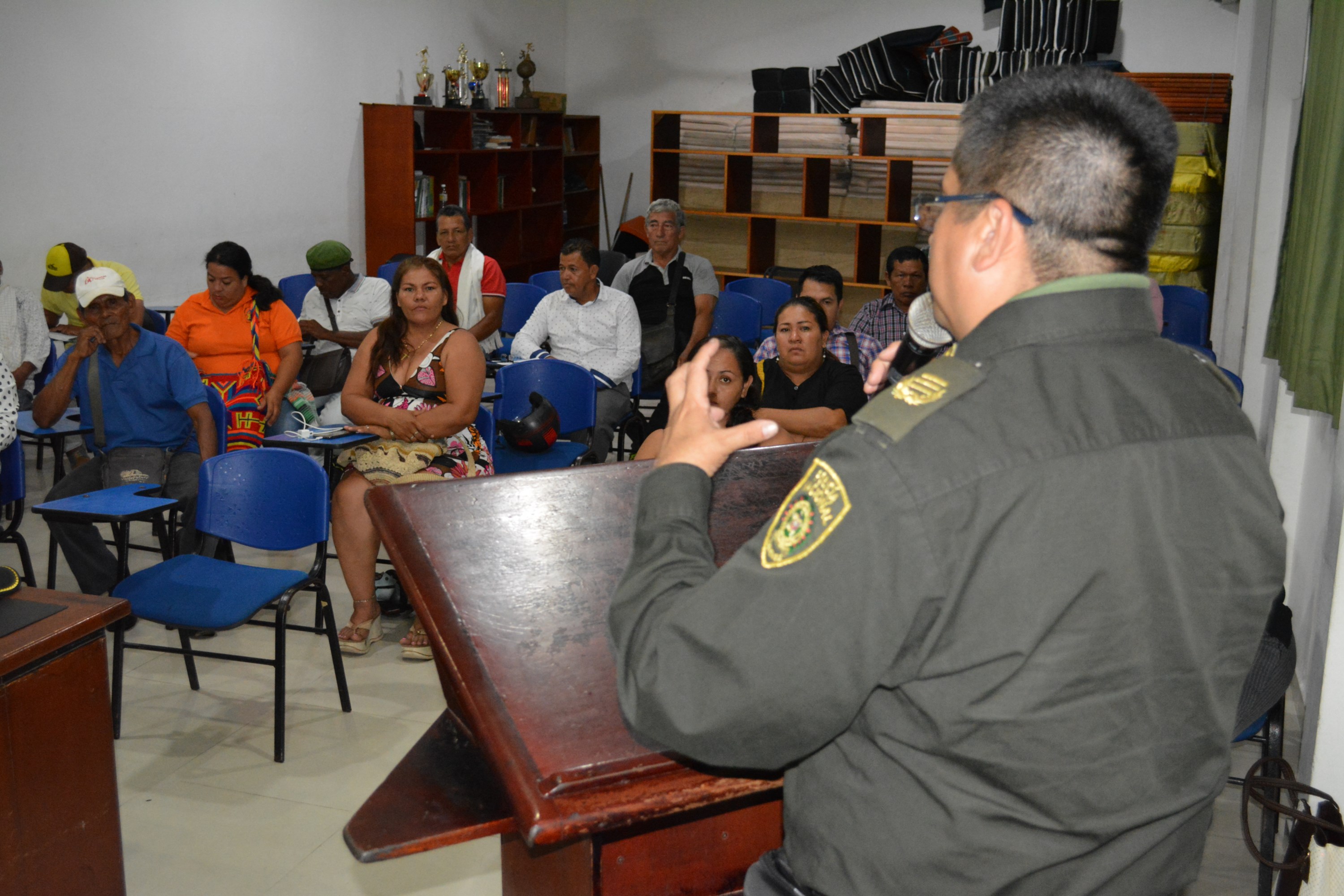 Comandante de Policía  se reúne con líderes de la comunidad 