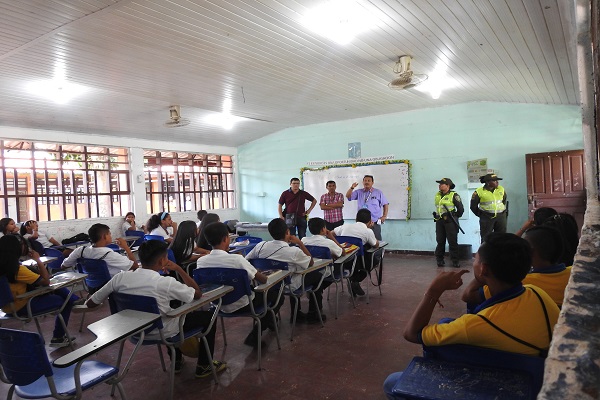 Policía-comprometido