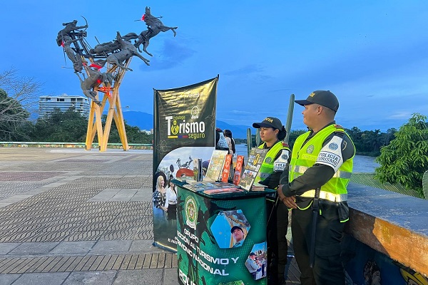 Dos Policías en su stand de turismo realizando acompañamiento a la ciudadanía 