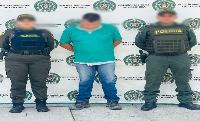 Persona capturada-policías custodiando 