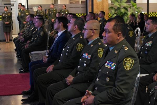 autoridades-de-policía-acompañan-a-los-condecorados