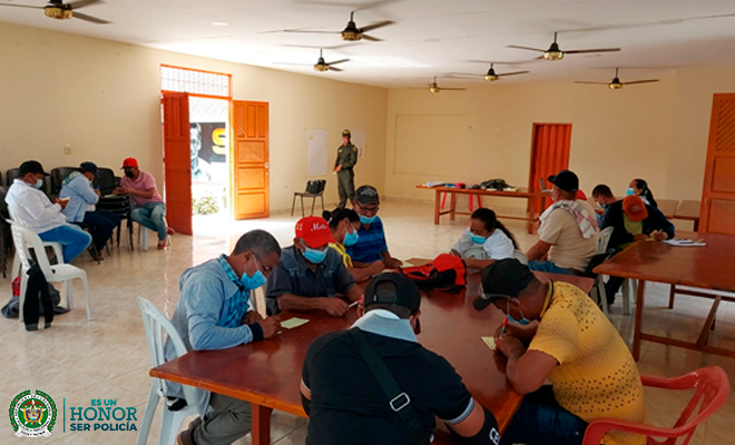Policía dictando charla