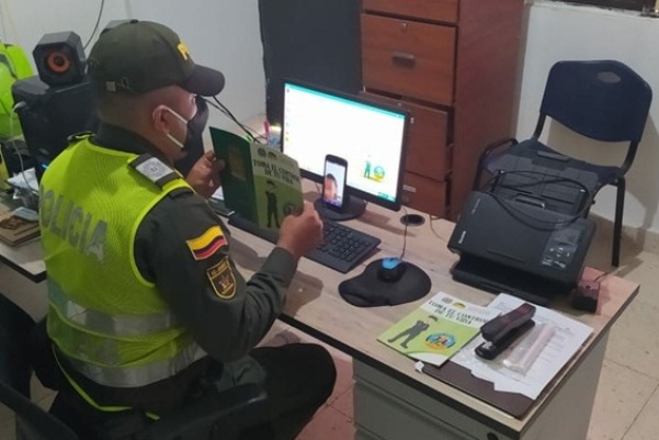 A través de plataformas virtuales y entrega de folletos se adelantan actividades con varios estudiantes.