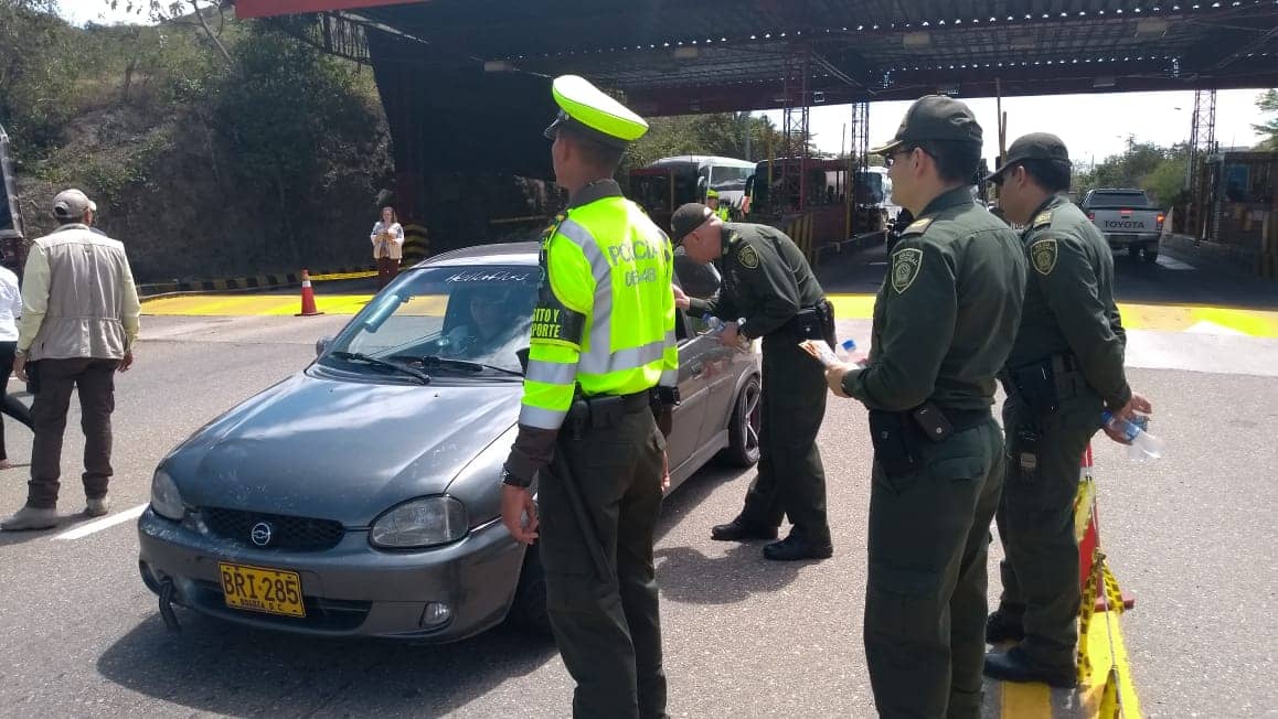 Policía-recibe-turistas-Huila