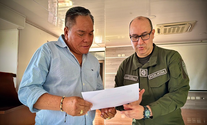 Comandante de la Policía en el Putumayo entrega reconocimiento a un periodista en celebración del Día del Periodista 