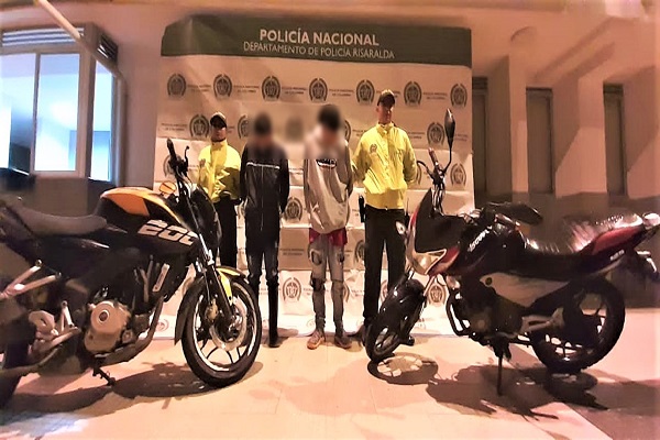 Persona capturada-policías custodiando-elemento recuperado