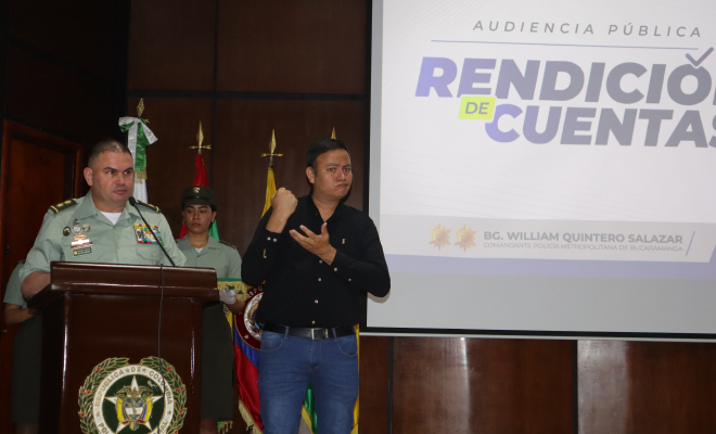 Señor Brigadier General William Quintero exponiendo la rendición de cuentas vigencia 2025 a su lado hombre interprete de lengua de señas