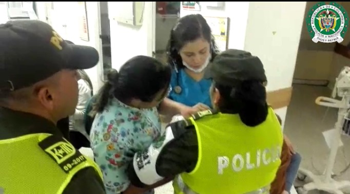 Policías de Infancia trasladan a hospital al bebé abandonado 