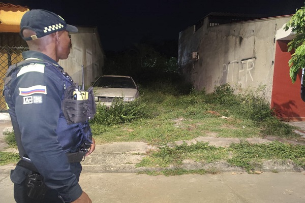 Un Policía en actividades de vigilancia y control