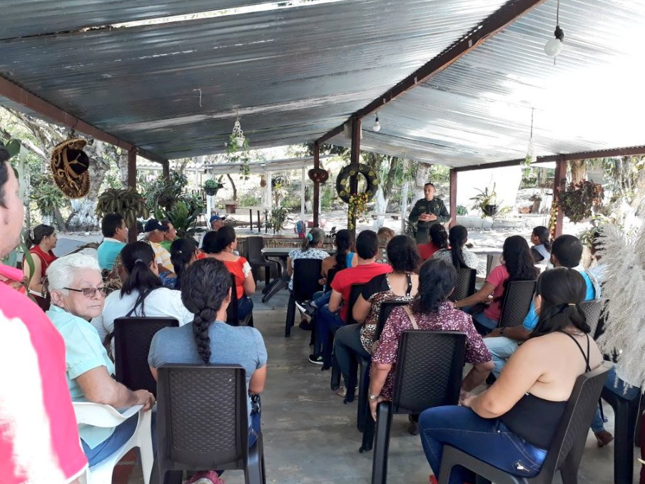  reunión_comunitaria_en_zona_rural_agrado