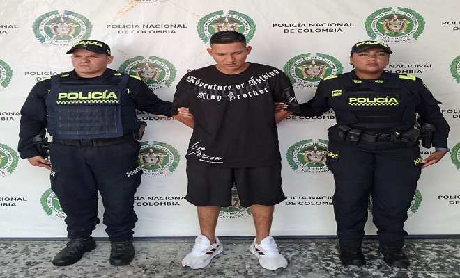 Persona capturada del cartel de los mas buscados  con policias 