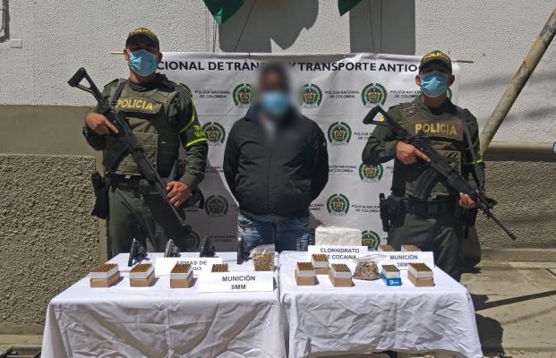 El capturado y las armas incautadas 