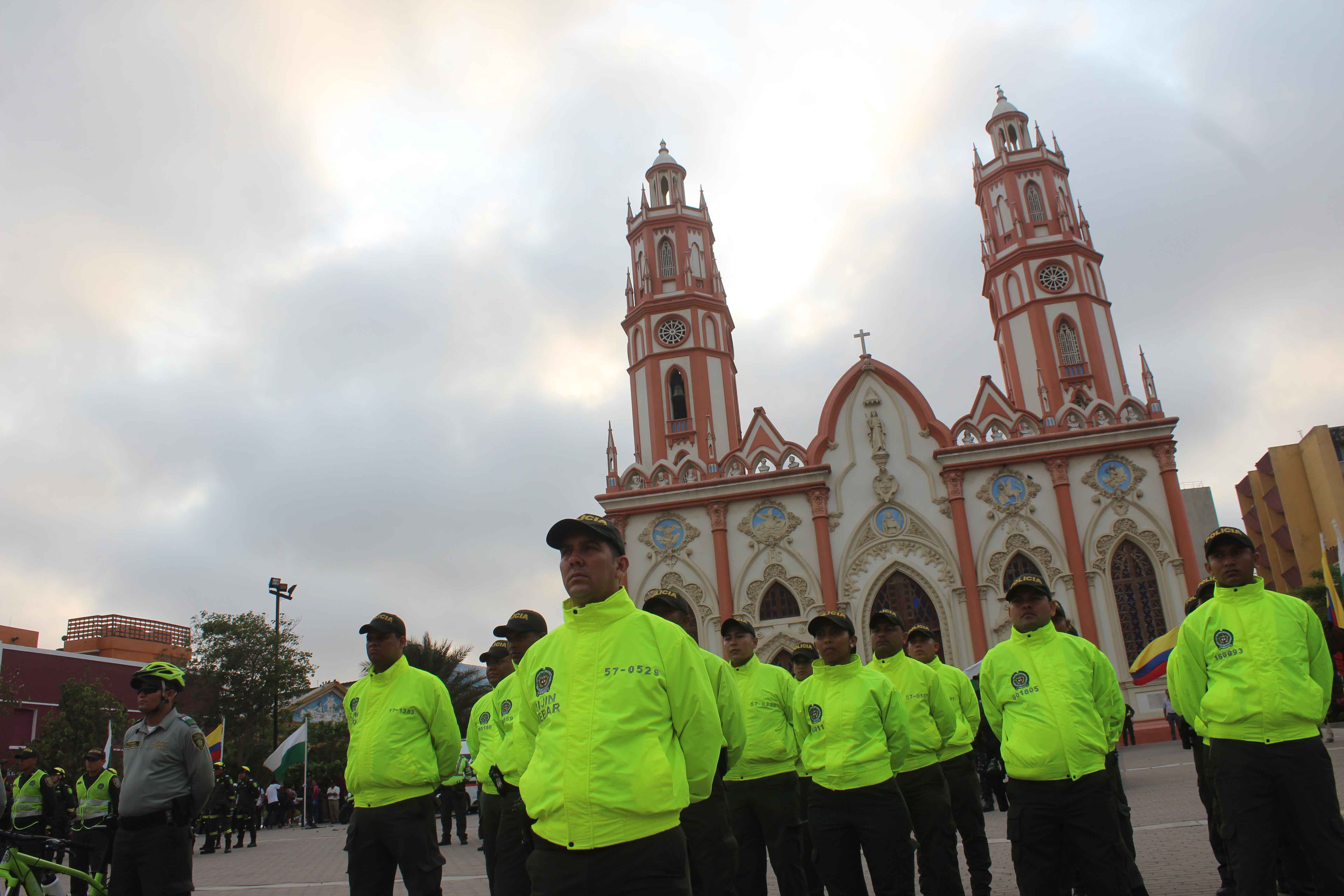 Cerca de 1242 uniformados estarán vigilando las iglesias, centros comerciales, playas y sitios turísticos. 