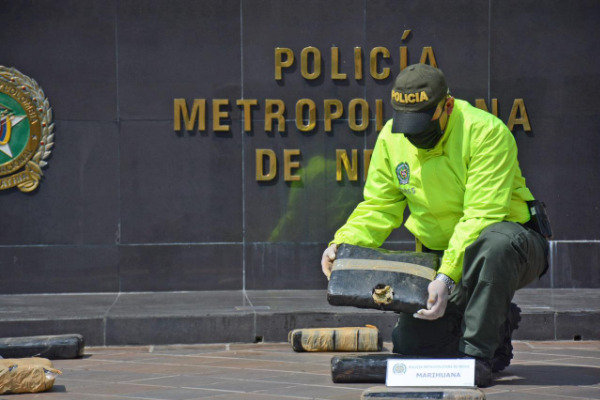Policía verificando narcóticos 
