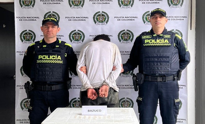 Dos policías con un capturado