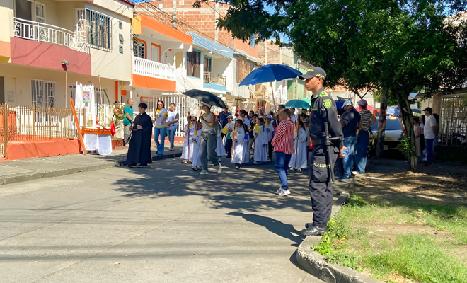 Uniformados prestando seguridad en viacrucis de Semana Santa