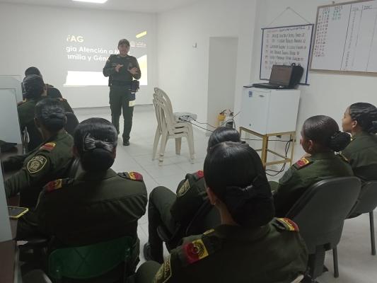 Sensibilización a un personal femenino de la Policia Nacional
