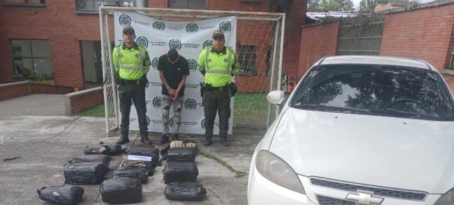 Vehículo con 14 paquetes de marihuana