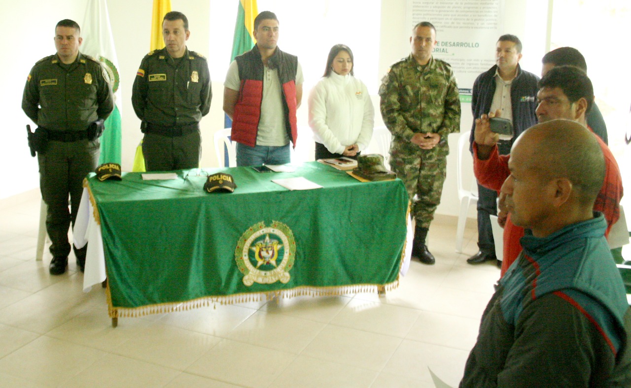 Se hizo entrega de más de 10 radios digitales de última tecnología