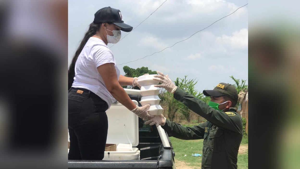 subcomandante de policia-fundacion-vinculo a tres familias-entrega de almuerzos a poblacion vulnerable-policia-covid-19