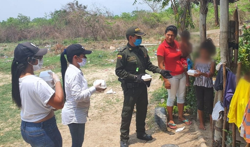 subcomandante de policia-fundacion-vinculo a tres familias-entrega de almuerzos a poblacion vulnerable-policia-covid-19