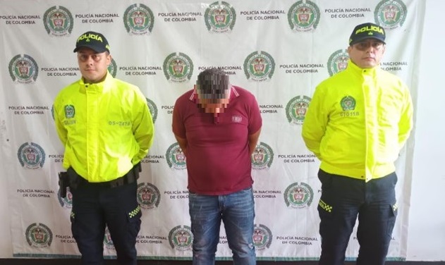 Persona capturada-policías custodiando