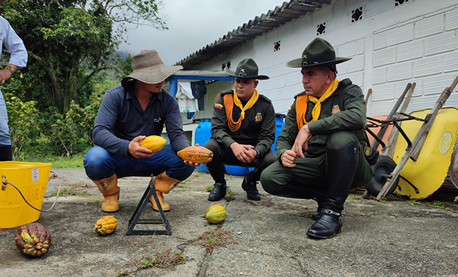 Carabineros y cacaoteros, unidos para generar confianza, equidad y progreso