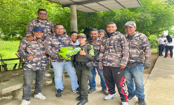 Funcionarias de la seccional de transito dando recomendaciones a grupo de mototaxistas