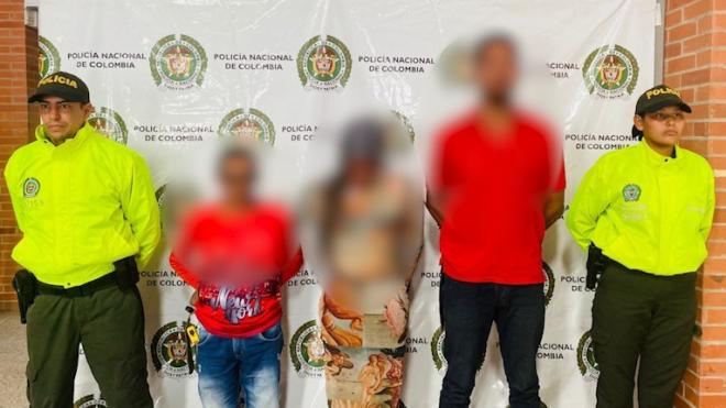 Personas capturadas-policías custodiando